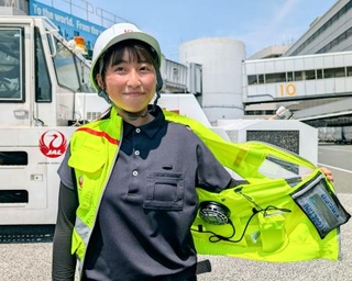 　配備された冷却ベストの内側を見せる日航グループの地上業務担当職員＝４日午前、羽田空港