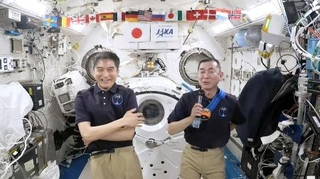 　国際宇宙ステーションから記者会見する大西卓哉飛行士（左）と油井亀美也飛行士＝４日（ＪＡＸＡの中継より）