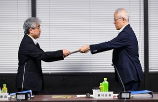　厚労省で開かれた中央最低賃金審議会で、岸本武史労働基準局長（左）に答申書を手渡す藤村博之会長＝４日午後