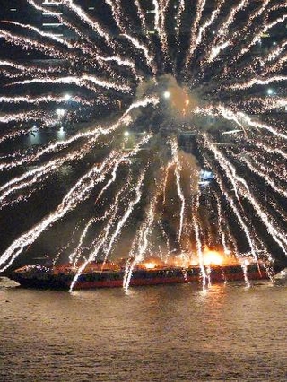 　横浜市で開かれていた花火大会で炎上する海上の台船＝４日夜