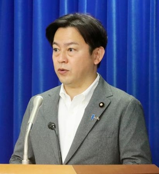 　記者会見する福岡厚労相＝５日午前、厚労省