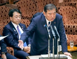 　参院予算委の集中審議で答弁する石破首相。左奥は赤沢経済再生相＝５日午前