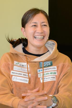 　インタビューに答えるスノーボード女子の竹内智香
