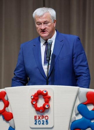 　ウクライナのナショナルデー式典で、あいさつするシビハ外相＝５日午前、大阪市此花区の夢洲