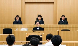 　大分県宇佐市で起きた強盗殺人事件の控訴審判決が言い渡された福岡高裁の法廷＝５日午後