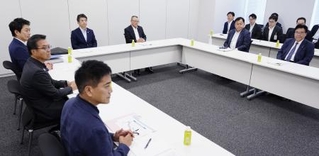 　ガソリン税の暫定税率廃止に向けた実務者協議に臨む与野党の幹部ら＝６日午前、国会