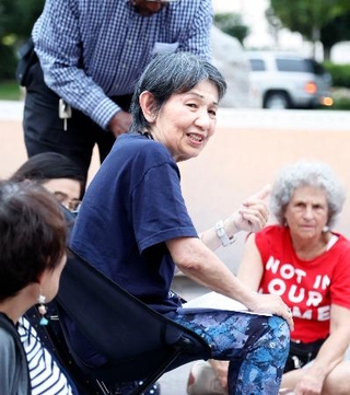 　原爆犠牲者を追悼する集いで発言する安部慶子さん＝５日、ワシントン（共同）