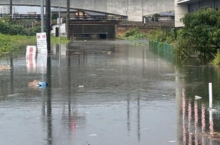 　大雨で冠水した金沢市内の道路＝７日午前９時４５分
