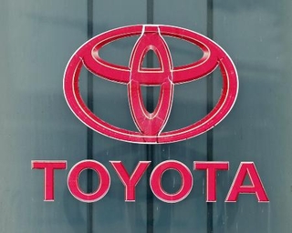 　トヨタ自動車堤工場に掲げられたロゴマーク＝愛知県豊田市