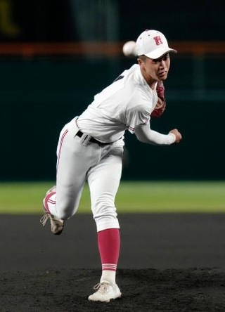 　旭川志峯戦に先発した広陵・堀田＝甲子園