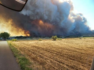 　フランス南部オード県で発生した大規模な山火事＝５日（フランス当局提供、ゲッティ＝共同）