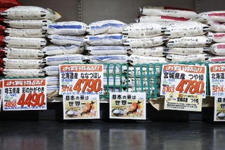 　４月、埼玉県越谷市のスーパーの店頭に並んだコメ