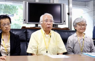 　記者会見する北海道電力泊原発３号機の再稼働に反対する市民団体の代表ら＝８日午前、北海道庁