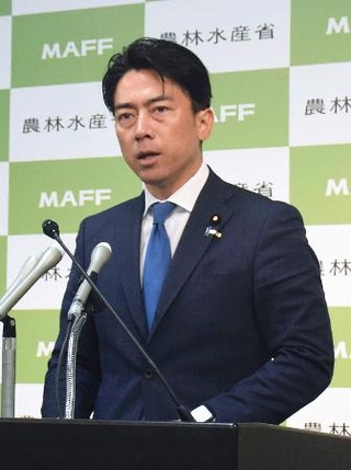 　記者会見する小泉農相＝８日午前、農水省