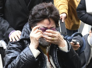 　２０２３年１１月、ソウル高裁で勝訴判決が出た直後、法廷の外で涙を拭う原告の韓国人元慰安婦の女性（共同）