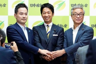 　日本維新の会の両院議員総会で国会議員団代表に選出された藤田前幹事長（中央）。左は斉木武志衆院議員。右は松沢成文参院議員＝８日午後、国会