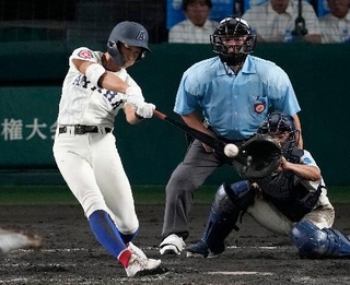 　高知中央-綾羽　タイブレークの１０回表綾羽無死一、二塁、北川が右中間に勝ち越しの２点三塁打を放つ。捕手延川＝甲子園
