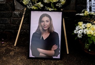 　ロシアの拘置所で監禁中に死亡したウクライナの女性記者、ビクトリア・ロシチナさんの遺影＝８日、キーウ（共同）