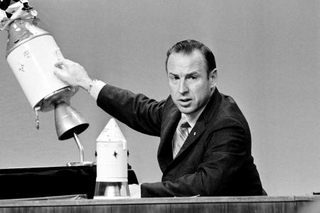 　模型を使って宇宙船アポロ１３号の事故について説明するジェームズ・ラベルさん＝１９７０年４月、米テキサス州（ＡＰ＝共同）