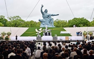 　原爆投下から８０年となり、長崎市の平和公園で営まれた「長崎原爆犠牲者慰霊平和祈念式典」＝９日午前（代表撮影）