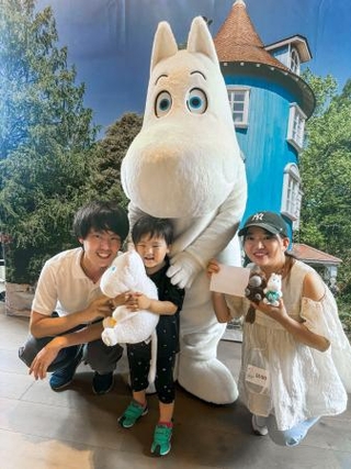 　北欧館で開かれたフィンランド発祥の世界的キャラクター「ムーミン」の誕生８０周年を祝うイベントで、写真に納まる家族＝９日午後、大阪市此花区の夢洲