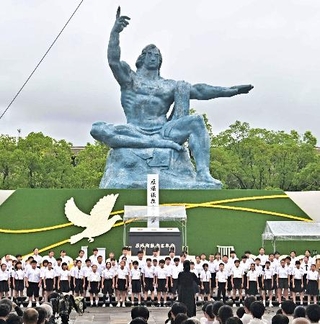　平和祈念式典で楽曲「クスノキ」を合唱する児童＝９日午前、長崎市の平和公園（代表撮影）