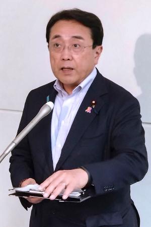 　米ワシントンから帰国し、羽田空港で取材に応じる赤沢経済再生相＝９日午後