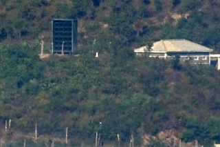 　韓国北部坡州市から見えた北朝鮮の拡声器＝２０２４年１０月（共同）