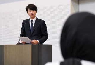 　パレスチナを巡る対話会合であいさつする、ＮＰＯ法人「アクセプト・インターナショナル」の永井陽右代表理事＝９日午前、東京都渋谷区