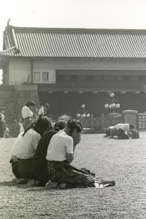 　１９４５年８月１５日、昭和天皇の「玉音放送」で終戦を知り、皇居前でひざまずく人たち