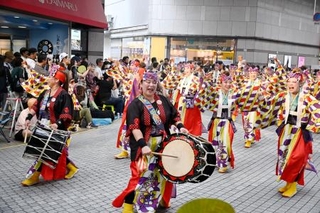 　「よさこい祭り」の本番で舞を披露する踊り子たち＝１０日午後、高知市