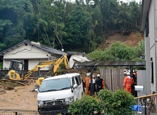 　行方不明者の捜索が続く土砂崩れ現場＝１１日午前１１時５４分、熊本県甲佐町