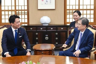 　韓国の趙顕外相（右）と会談する小泉農相＝１１日、ソウル（共同）