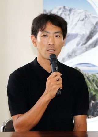 　地元の長野県白馬村へ寄付を行ったノルディックスキー複合男子の渡部暁斗＝１１日午後、長野県白馬村