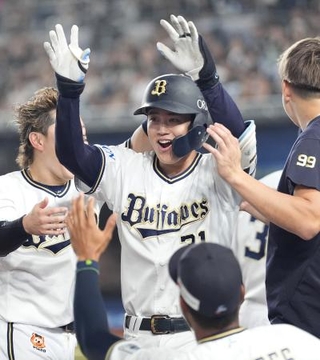 　１０回、勝ち越し２ランを放ち、ナインに迎えられるオリックス・太田＝ＺＯＺＯマリン