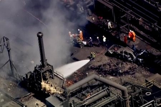 　爆発のあったＵＳスチールのコークス工場で消火に当たる消防士＝１１日、米ペンシルベニア州ピッツバーグ近郊（ロイター＝共同）