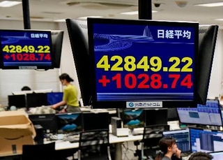 　上げ幅が一時１０００円を超え、４万２８００円台を付けた日経平均株価を示すモニター。取引時間中として史上最高値を更新した＝１２日午前、東京都港区の外為どっとコム