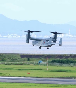 　佐賀空港の滑走路に着陸する１７機目の輸送機Ｖ２２オスプレイ＝１２日午後