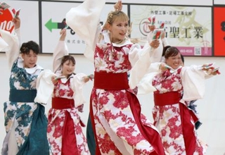 　「よさこい祭り」で演舞を披露する石川県能登地方のチーム「舞幻」のメンバー＝１０日、高知市