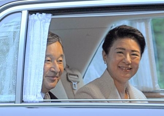 　上皇ご夫妻へのモンゴル公式訪問を終えた報告のため、仙洞御所に入られる天皇、皇后両陛下＝１２日午後、東京・元赤坂（代表撮影）