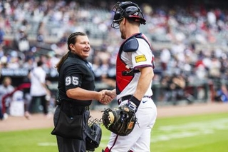 　米大リーグの公式戦で捕手と握手するパウォルさん＝１０日、アトランタ（ゲッティ＝共同）