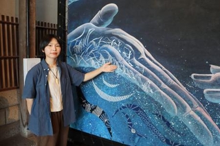 　「西馬音内の盆踊」をテーマにしたアート作品を手がけた絵画作家の永沢碧衣さん＝２日、秋田県羽後町