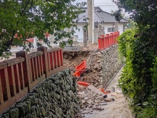 　大雨で土がえぐれ欄干が崩れた宗像大社中津宮の境内＝１２日、福岡県宗像市（宗像市教育委員会提供）