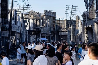 　映画「南京写真館」の撮影所を訪れた人たち＝７日、中国上海市（共同）