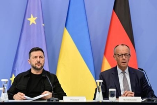 　オンライン会合に参加するウクライナのゼレンスキー大統領（左）とドイツのメルツ首相＝１３日、ドイツ・ベルリン（ＡＰ＝共同）