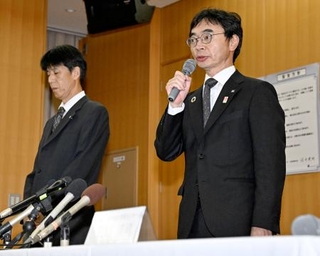 　記者会見する大阪メトロの堀元治交通事業本部長（右）＝１４日午前、大阪市西区