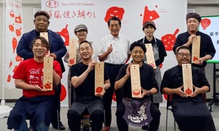 　「焼き」鯛めしの生みの親となった真鍋一成さん（前列左端）とメニュー作りに携わった飲食店関係者ら＝７月、松山市