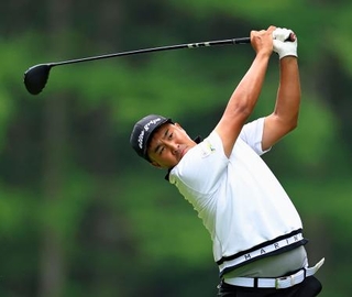 　第１日、１０アンダーで単独首位に立った小斉平優和＝御前水ＧＣ