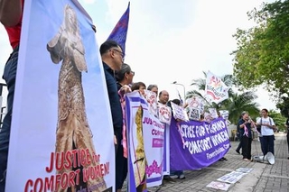 　日本政府に対し元慰安婦らへの謝罪を求める集会に参加する人たち＝１４日、フィリピンの首都マニラ（共同）