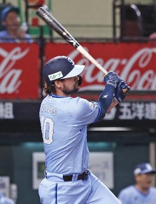 　６回西武２死一、二塁、デービスが左前に勝ち越し打を放つ＝ベルーナドーム